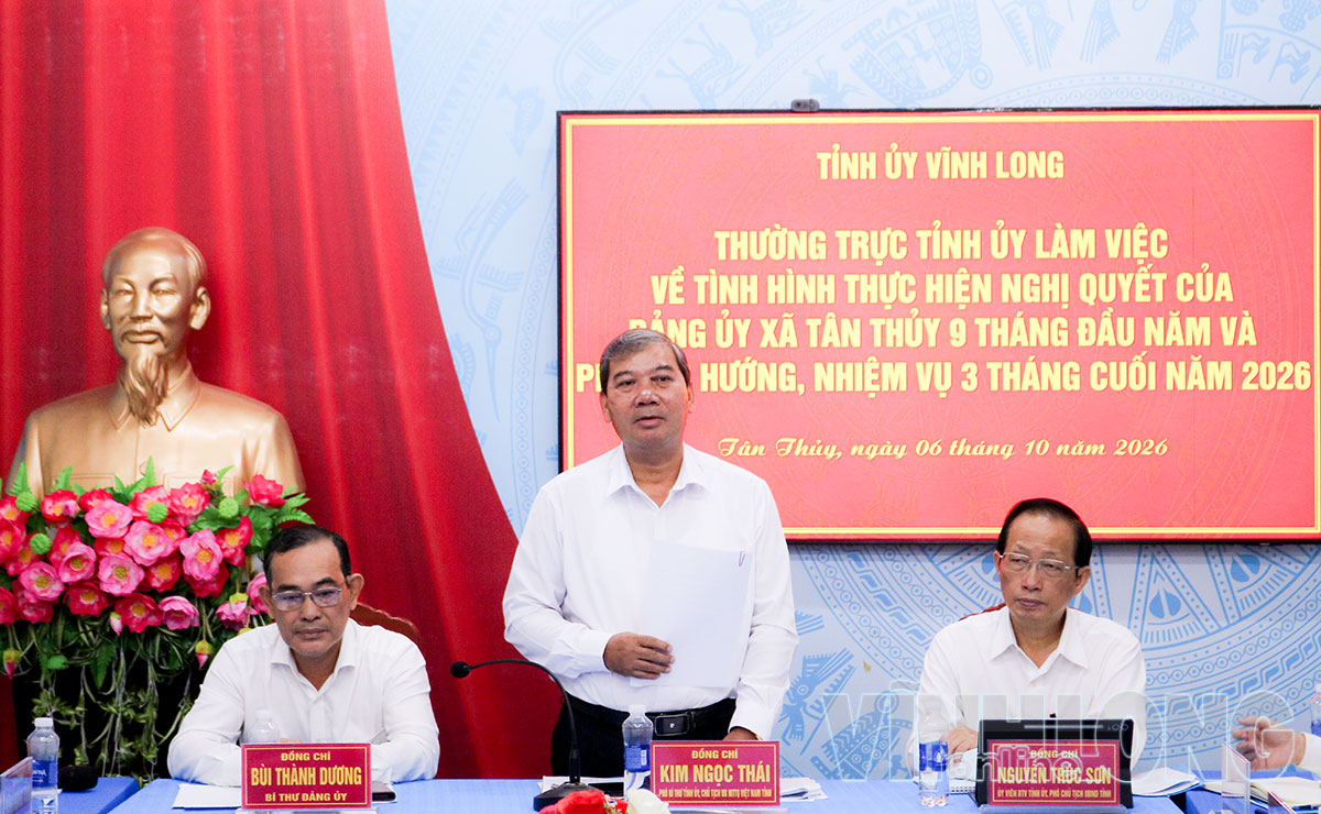 Đồng chí Kim Ngọc Thái - Phó Bí thư Tỉnh ủy, Chủ tịch Ủy ban MTTQ Việt Nam tỉnh phát biểu tại buổi làm việc với Đảng ủy xã Tân Thủy.