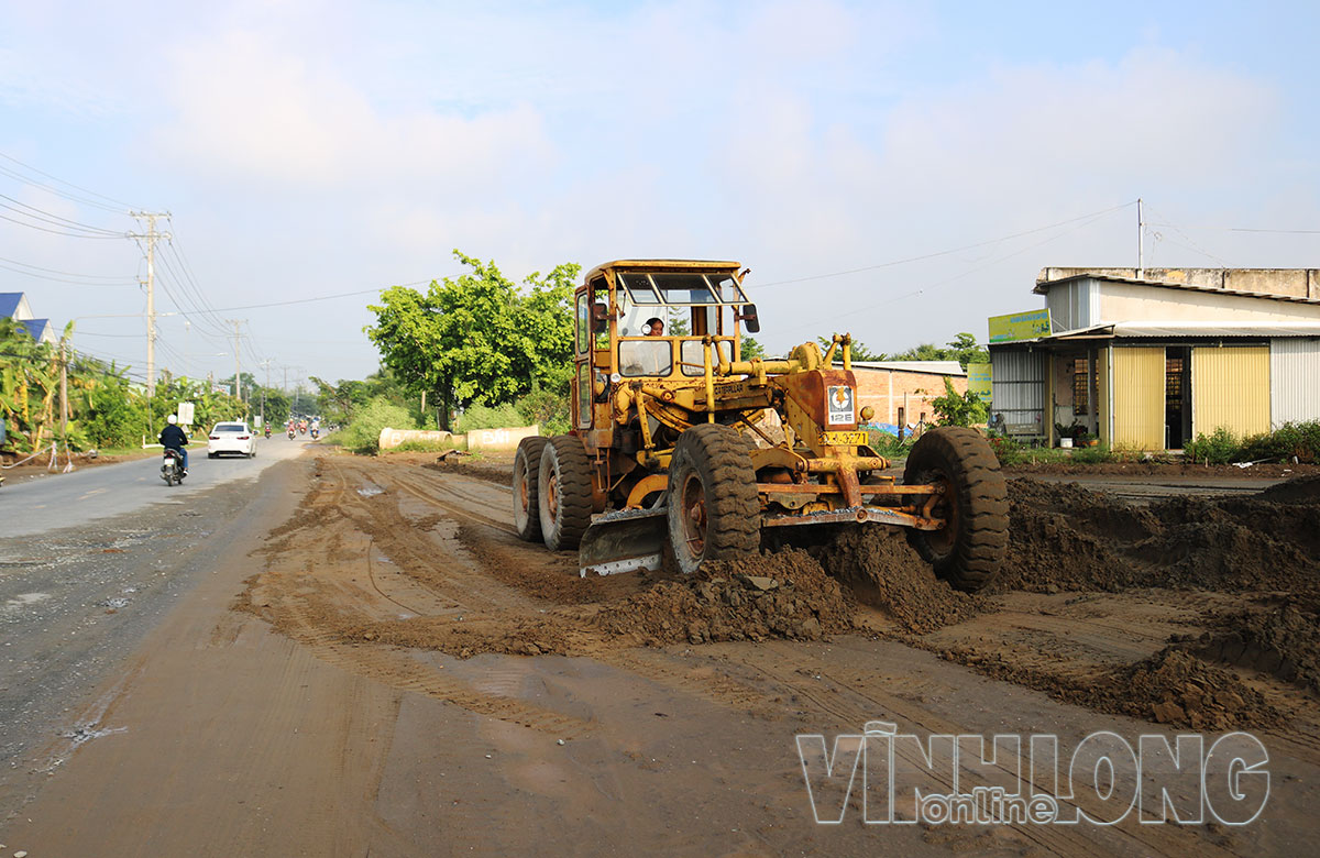 Thi công tuyến đường dẫn vào cầu Ba Lai 6, phía giáp với QL.57C.