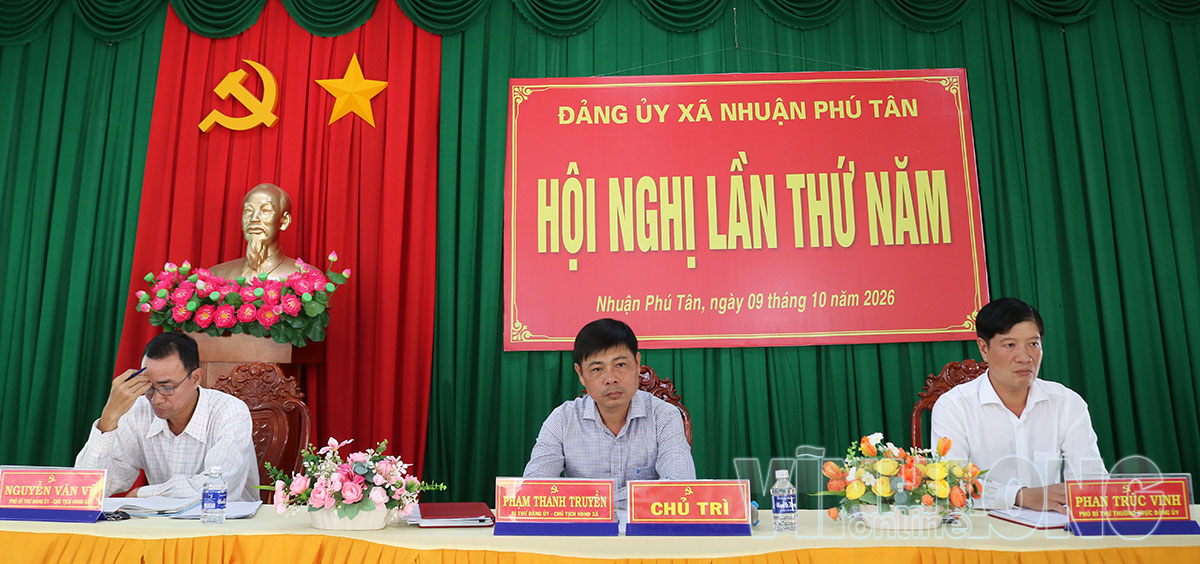 Chủ trì hội nghị.