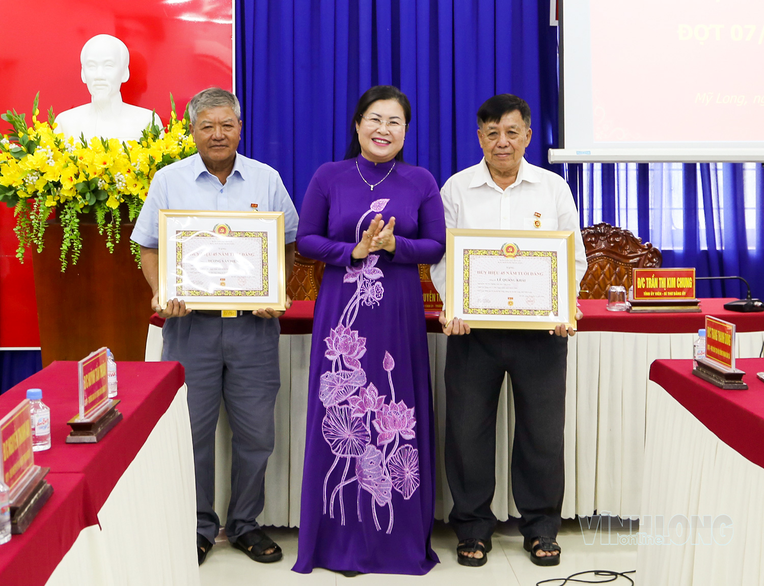 Đồng chí Nguyễn Thị Minh Trang- Ủy viên Ban Thường vụ Tỉnh ủy, Trưởng Ban Tuyên giáo Tỉnh ủy trao Huy hiệu Đảng cho đảng viên 45 năm tuổi Đảng.