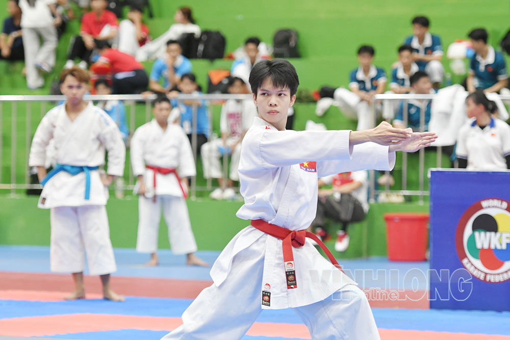 Võ sĩ Trương Lạc Văn (Cụm 8 - Bình Đại) ở nội dung kata cá nhân nam.