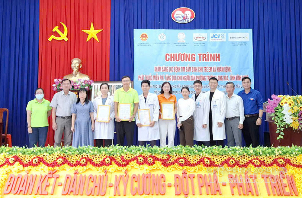 Lãnh đạo phường Trường Long Hòa trao thư cảm ơn cho đoàn Y, Bác sĩ và các mạnh thường quân.