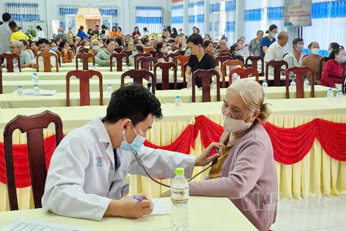 800 trẻ em và người lớn phường Trường Long Hòa được khám sàng lọc bệnh tim và phát thuốc miễn phí