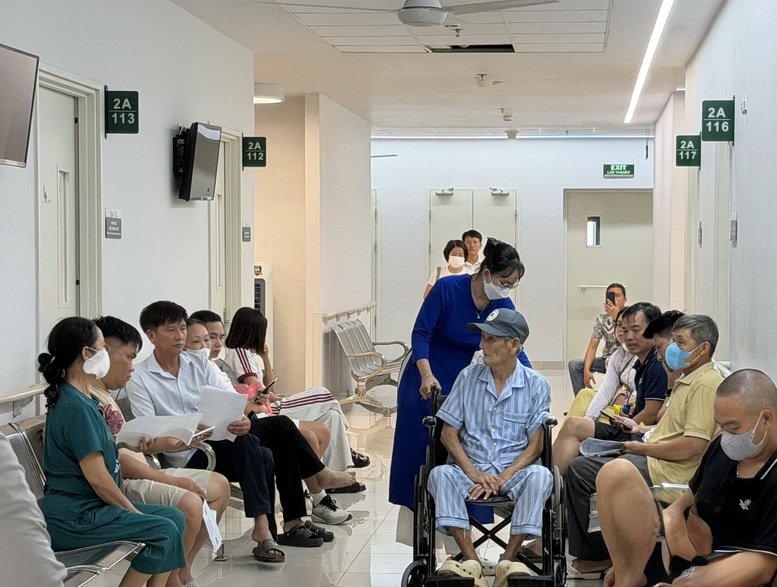Mô hình khám chữa bệnh từ xa khi người hành nghề thực hiện hoạt động này với sự hỗ trợ của nhân viên y tế tại địa điểm của người bệnh - Ảnh: Chinhphu.vn/HM

