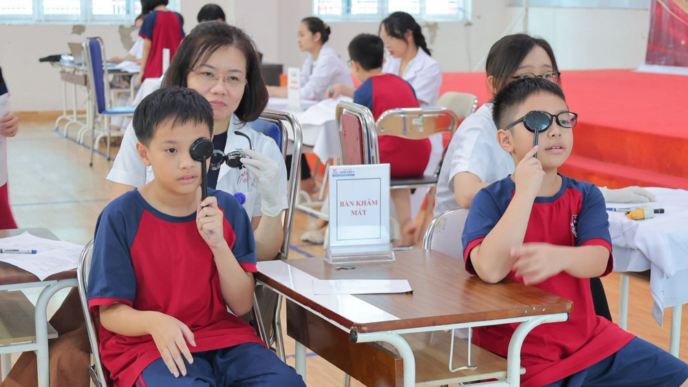 Khám mắt cho học sinh trên địa bàn Hà Nội. (Ảnh: THANH XUÂN)