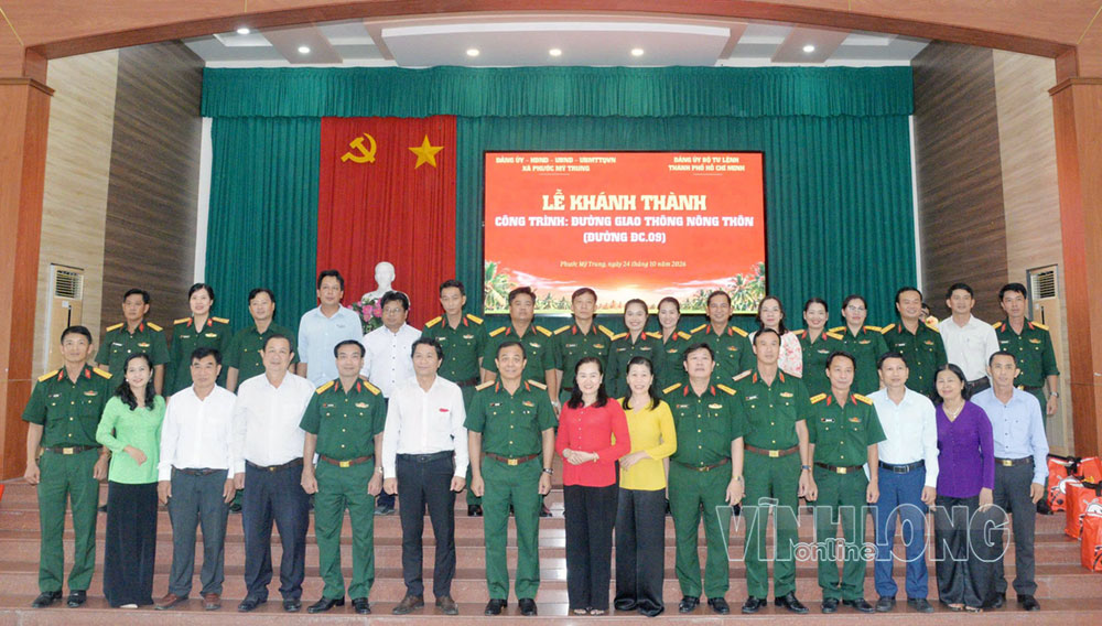 Đại biểu tham dự lễ khánh thành đường vào Bia truyền thống lực lượng vũ trang Sài Gòn - Gia Định chụp ảnh lưu niệm. Ảnh: ÁNH TUYẾT