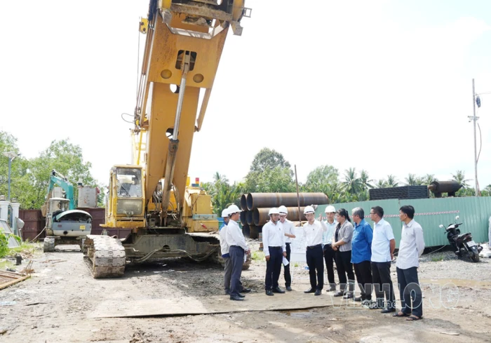 Phó Chủ tịch UBND tỉnh Nguyễn Trúc Sơn khảo sát tiến độ các dự án giao thông khu vực Bến Tre
