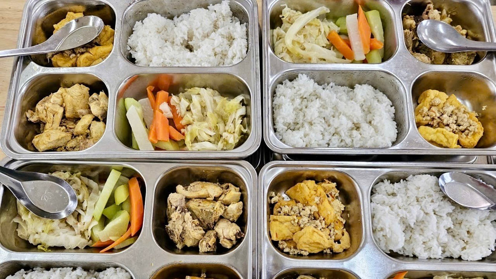 Suất ăn học đường tại một trường học. (Ảnh: THU DƯƠNG)