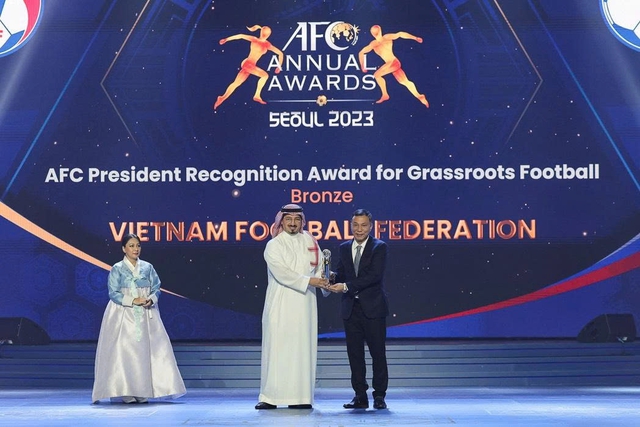 Chủ tịch VFF Trần Quốc Tuấn đại diện VFF nhận giải thưởng ghi nhận của Chủ tịch AFC dành cho bóng đá trẻ cộng đồng năm 2023. ẢNH: VFF