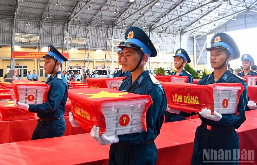 Nghi thức chuyển mẫu hài cốt liệt sĩ của các tỉnh, thành phố từ máy bay xuống sân bay Gia Lâm, Hà Nội để bàn giao phục vụ giám định ADN, ngày 11/9/2026. (Ảnh: THẾ ĐẠI)