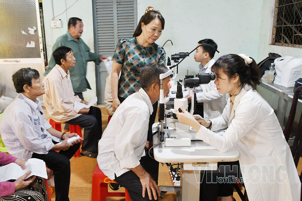 Trên 360 NCT được khám mắt miễn phí. 