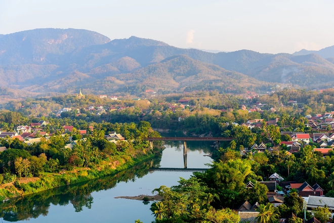 Làng cổ Hahoe (Hàn Quốc) và Cố đô Luang Prabang (Lào) bình yên bên dòng sông Mê Kông, được UNESCO công nhận là Di sản Thế giới.

ẢNH: BOOKING.COM

