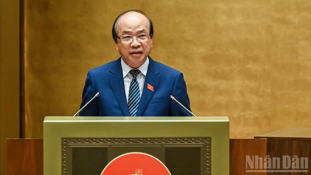 Chủ nhiệm Ủy ban Pháp luật và Tư pháp Phan Chí Hiếu trình bày Báo cáo thẩm tra dự án Luật Tổ chức cơ quan điều tra hình sự (sửa đổi). (Ảnh: DUY LINH)