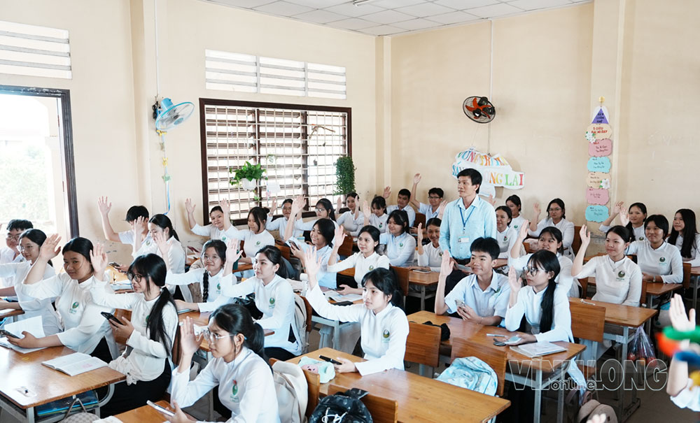 Học sinh Trường THPT Lưu Văn Liệt tích cực tham gia trao đổi trong giờ học có ứng dụng AI.