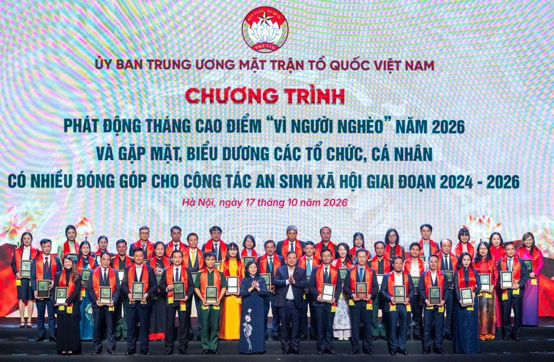 Chủ tịch Ủy ban Trung ương MTTQ Việt Nam Bùi Thị Minh Hoài và Phó Thủ tướng Thường trực Chính phủ Phạm Gia Túc biểu dương tổ chức, cá nhân có nhiều đóng góp cho công tác an sinh xã hội giai đoạn 2024 - 2026 - Ảnh: chinhphu.vn