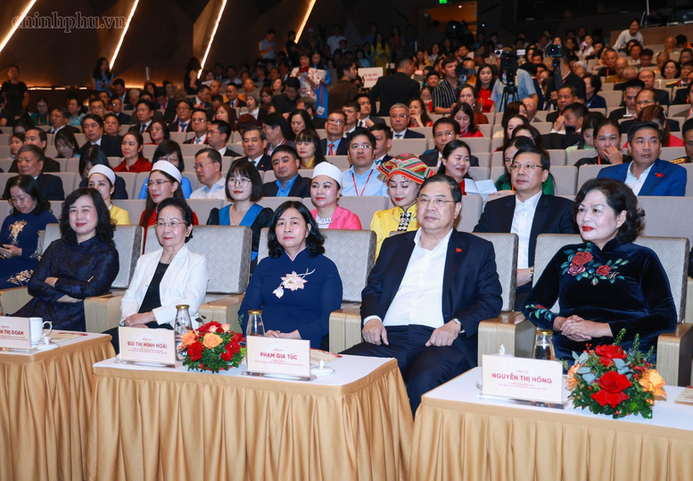 Bà Bùi Thị Minh Hoài, Ủy viên Bộ Chính trị, Bí thư Trung ương Đảng, Bí thư Đảng ủy Dân vận, Mặt trận và các đoàn thể Trung ương, Chủ tịch Ủy ban Trung ương MTTQ Việt Nam; Phó Thủ tướng Thường trực Chính phủ Phạm Gia Túc và các đồng chí lãnh đạo dự Chương trình phát động Tháng cao điểm “Vì người nghèo” năm 2026 - Ảnh: chinhphu.vn/Toàn Thắng