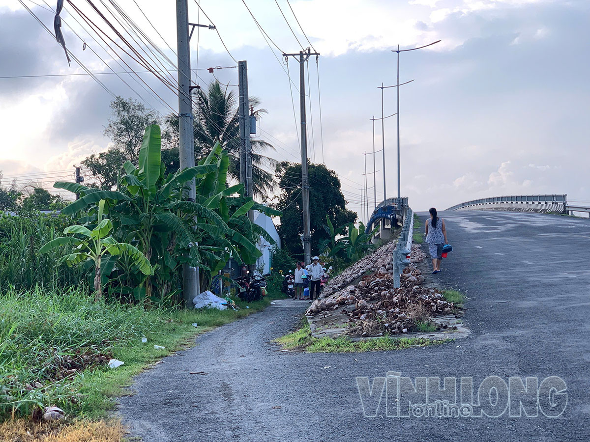 
“Né” nước, một số hộ phải đem xe ra đậu sẵn ở nơi cao ráo để tiện cho việc di chuyển khi cần thiết.