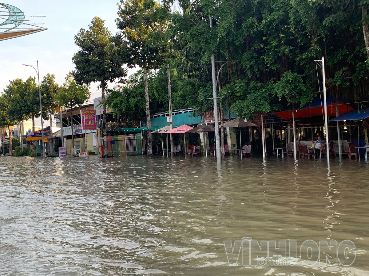 
Một số quán cà phê trên đường 3 Tháng 2 vắng khách. Một số ít người uống cà phê…trong nước.