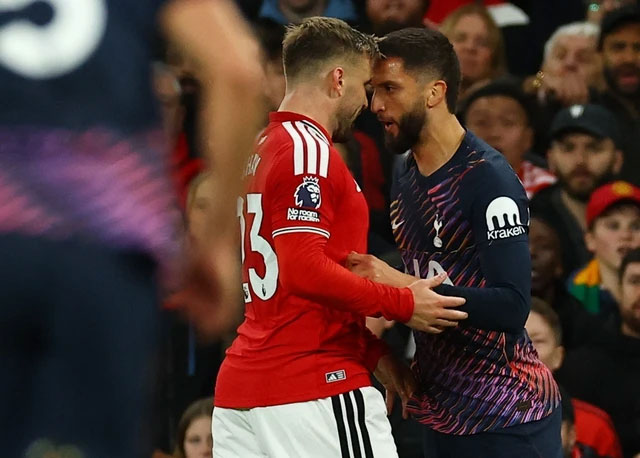Bentancur (phải) bị đuổi khỏi sân sau pha xô xát với Luke Shaw. ẢNH: REUTERS