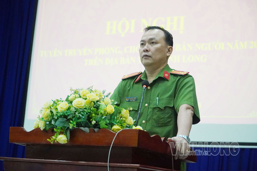 Thượng tá Mai Hoàng Trung - Phó Trưởng phòng Cảnh sát hình sự - Công an tỉnh báo cáo tại Trường Cao đẳng Bến Tre.