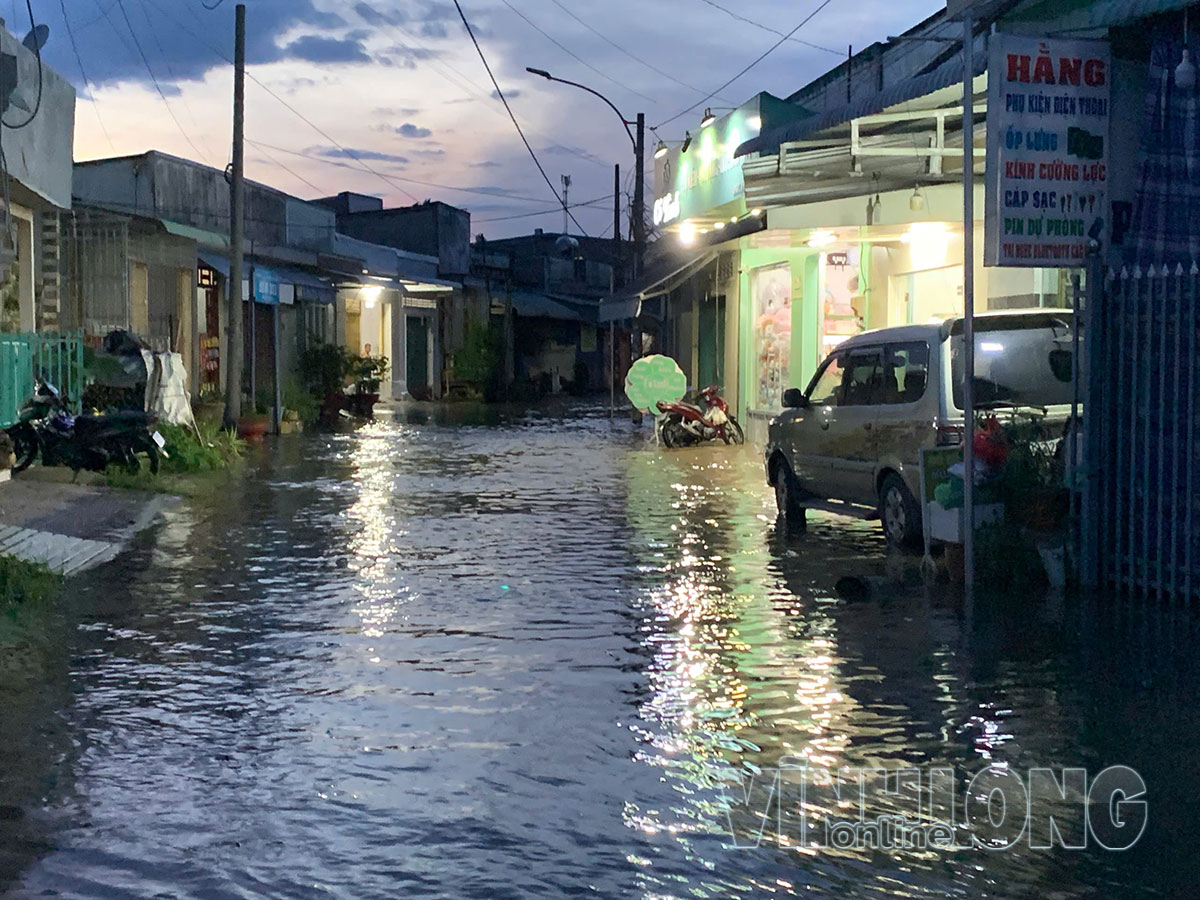 Nước lên cao nhanh chóng vào sáng sớm và chiều tối tại tuyến đường Phan Văn Năm, gây khó khăn cho người dân trong quá trình di chuyển và ảnh hưởng đến các hoạt động buôn bán.