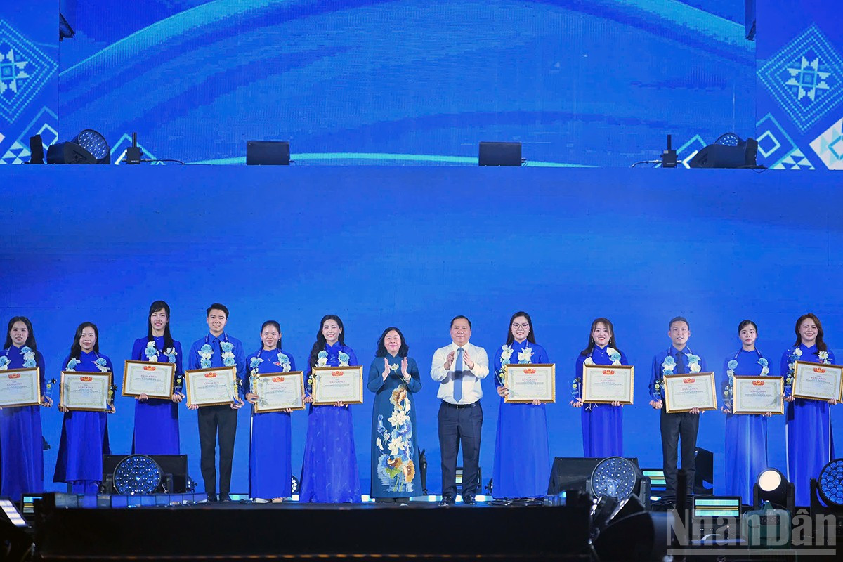 Các đồng chí lãnh đạo Đảng, Nhà nước, các bộ, ngành, đoàn thể trao Giải thưởng Nguyễn Chí Thanh lần thứ nhất tặng các cá nhân tiêu biểu. (Ảnh: LINH PHAN)
