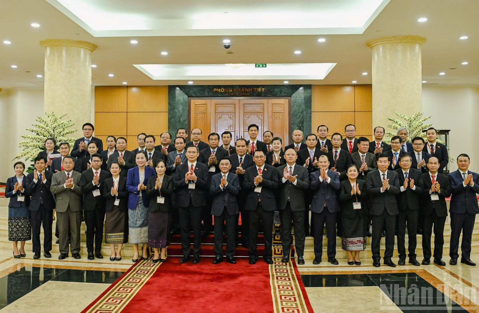Thường trực Ban Bí thư Trần Cẩm Tú cùng các đại biểu với đoàn cán bộ cấp cao Đảng Nhân dân Cách mạng Lào. (Ảnh: DUY LINH)

