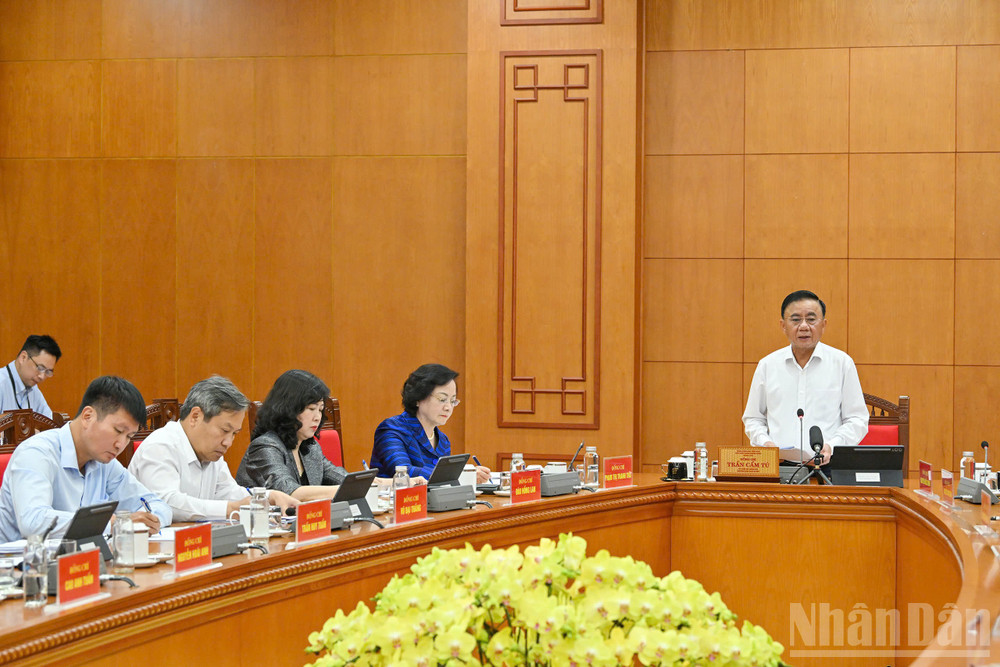 Thường trực Ban Bí thư Trần Cẩm Tú chủ trì làm việc với Đảng ủy Chính phủ và một số bộ, ngành về sơ kết một năm thực hiện Nghị quyết số 72-NQ/TW. (Ảnh: THỦY NGUYÊN)
