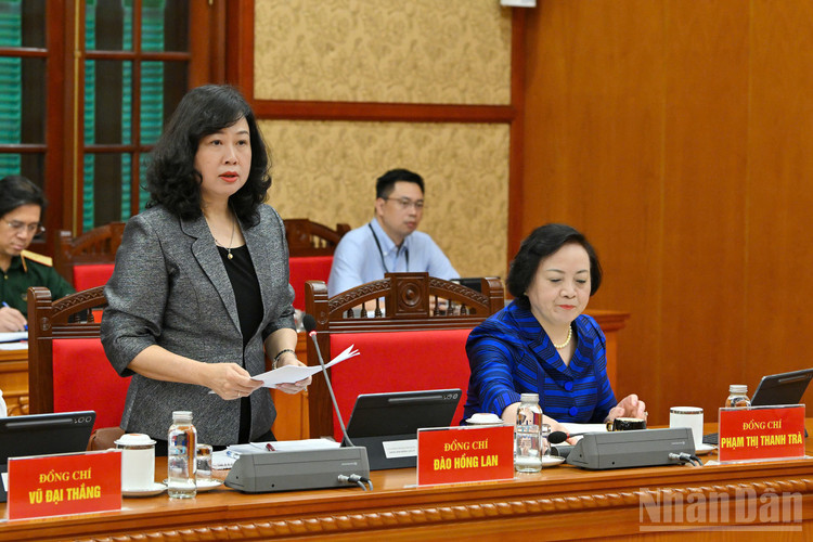 Bí thư Đảng ủy, Bộ trưởng Y tế Đào Hồng Lan báo cáo tóm tắt kết quả thực hiện Nghị quyết số 72. (Ảnh: THỦY NGUYÊN)
