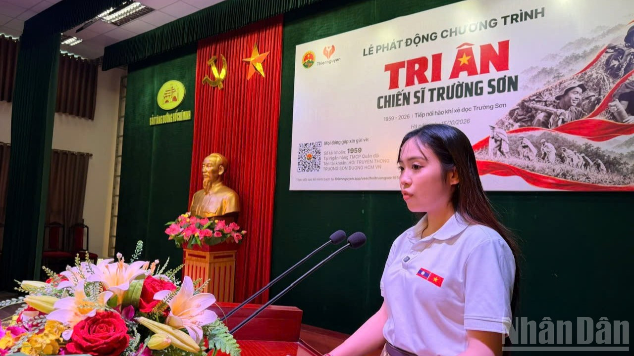Maysaa (Bouavone Phanthabouasy), cô gái người Lào, Đại sứ chương trình “Hành trình tri ân và sứ mệnh hòa bình”, đồng thời là Đại sứ chương trình “Tri ân chiến sĩ Trường Sơn” phát biểu tại chương trình.
