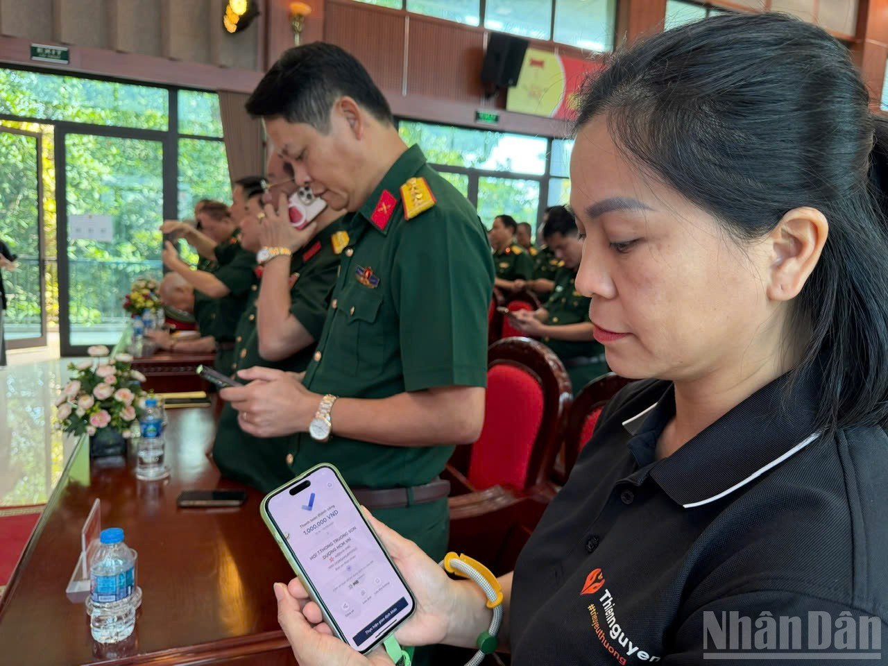 Các đại biểu tham gia lễ phát động thực hiện nhắn tin ủng hộ chương trình.