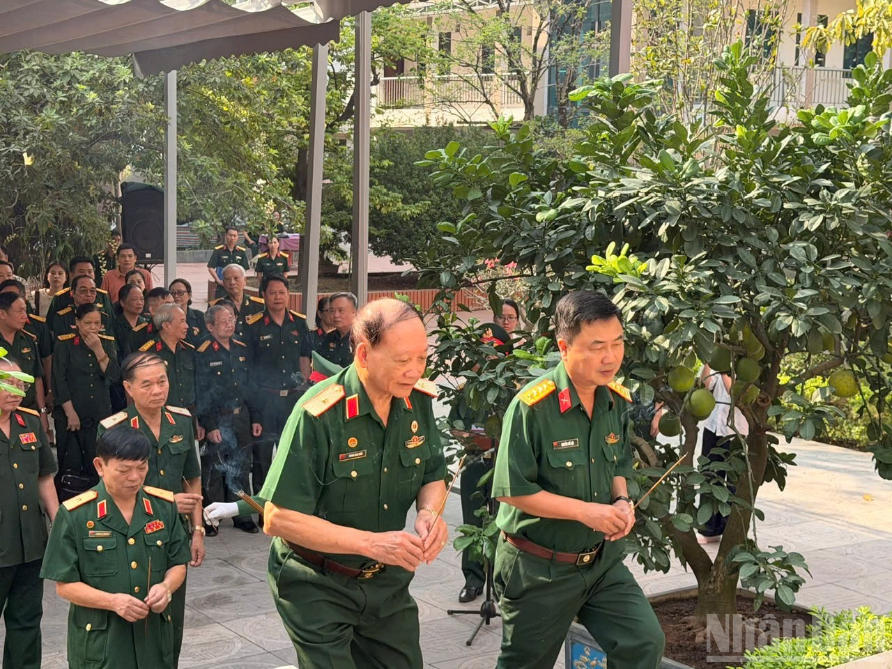 Các đại biểu dâng hương tưởng niệm các anh hùng liệt sĩ hy sinh vì sự nghiệp giải phóng dân tộc trên con đường Trường Sơn huyền thoại.