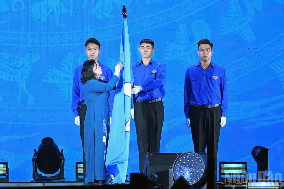 Đồng chí Bùi Thị Minh Hoài trao Huân chương Lao động hạng Nhất tặng Hội Liên hiệp thanh niên Việt Nam. (Ảnh: LINH PHAN)
