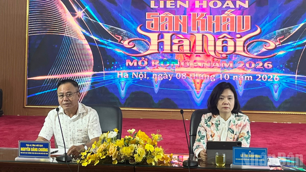 Đại diện lãnh đạo Sở Văn hóa, Thể thao và Du lịch Hà Nội cùng Hội Nghệ sĩ sân khấu Việt Nam công bố các hoạt động của Liên hoan sân khấu Hà Nội.