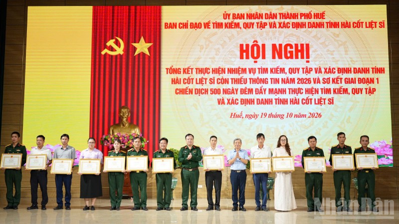 Tại hội nghị, Ban Chỉ đạo 515 thành phố Huế khen thưởng các tập thể, cá nhân có thành tích xuất sắc trong công tác tìm kiếm, quy tập và xác định danh tính hài cốt liệt sĩ năm 2026. (Ảnh: QUANG TIẾN)