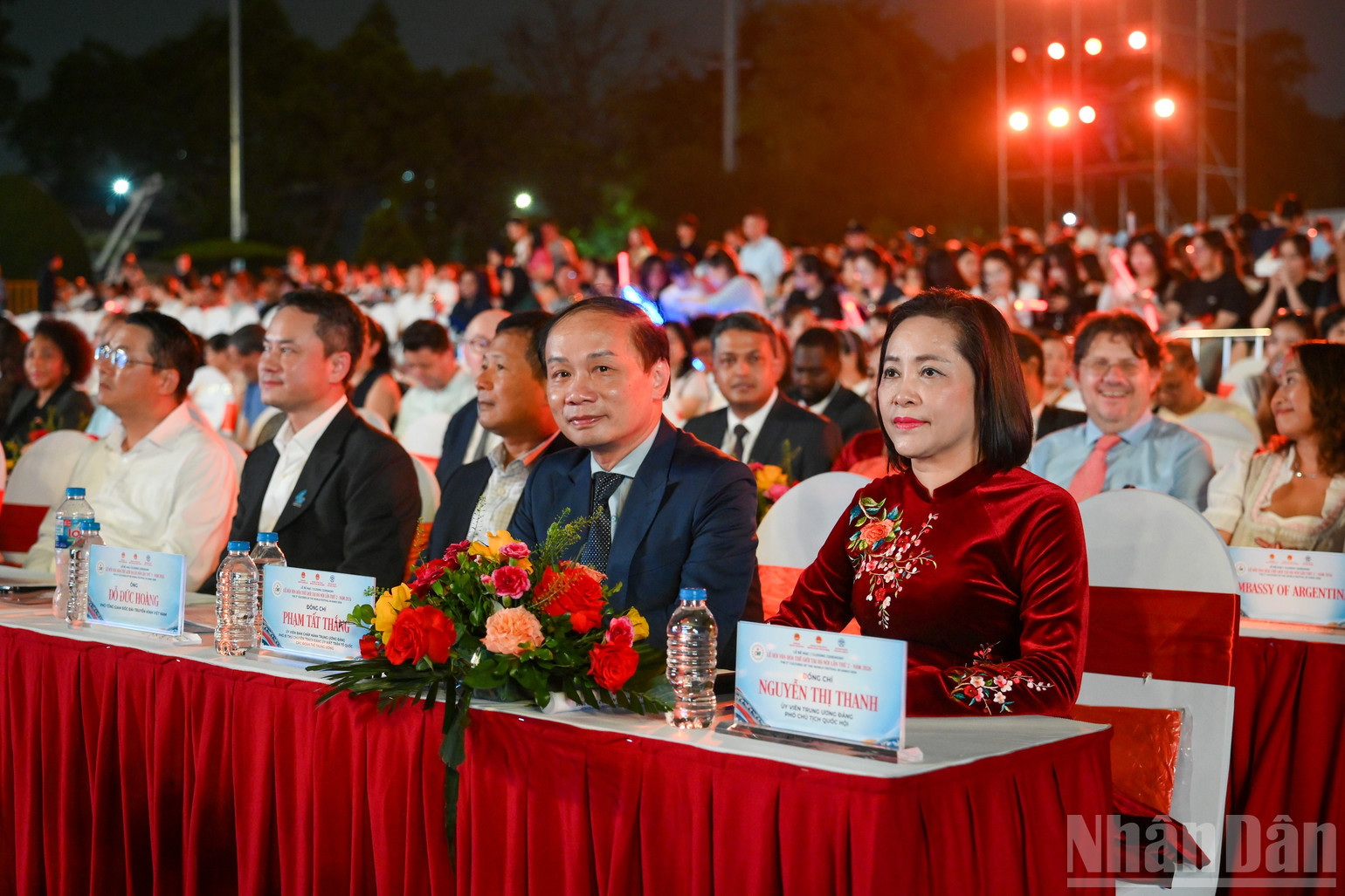 Các đại biểu dự lễ bế mạc.
