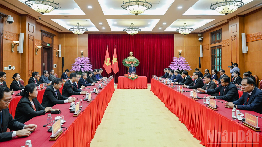 Thường trực Ban Bí thư Trần Cẩm Tú tiếp Đoàn cán bộ cấp cao Đảng Nhân dân Cách mạng Lào thăm và làm việc tại Việt Nam. (Ảnh: DUY LINH)

