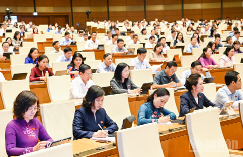 Quốc hội thảo luận tại hội trường chiều 30/10.
