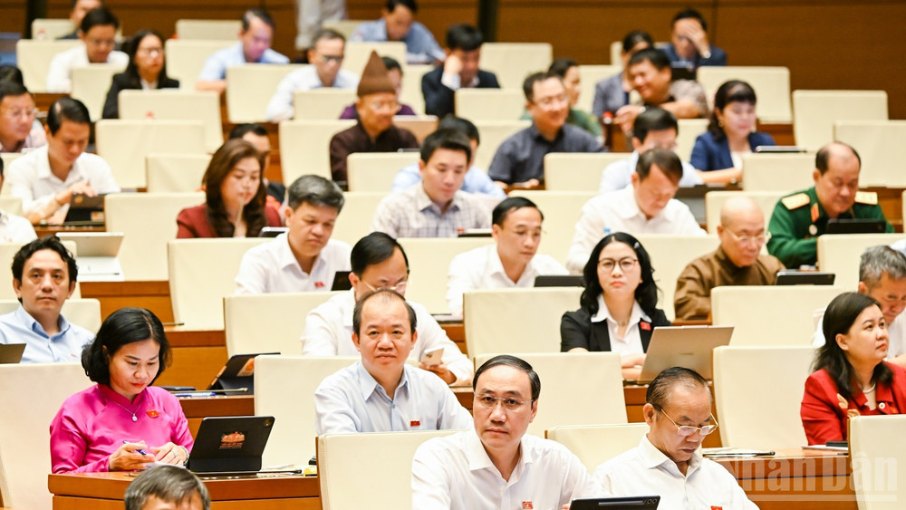 Quốc hội họp phiên toàn thể tại hội trường. (Ảnh: DUY LINH)
