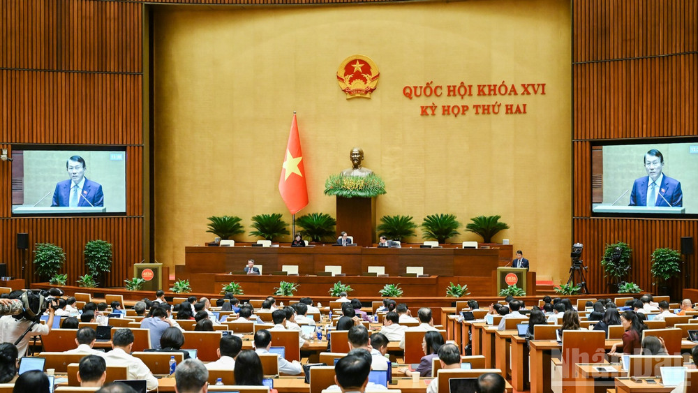 Đại tướng Lương Tam Quang, Bộ trưởng Công an trình bày Báo cáo tiếp thu, giải trình và chỉnh lý dự thảo Bộ luật Hình sự (sửa đổi) trong phiên họp chiều 17/10. (Ảnh: DUY LINH)
