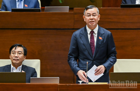 Bộ trưởng Tài chính Ngô Văn Tuấn phát biểu giải trình trước Quốc hội. (Ảnh: DUY LINH)