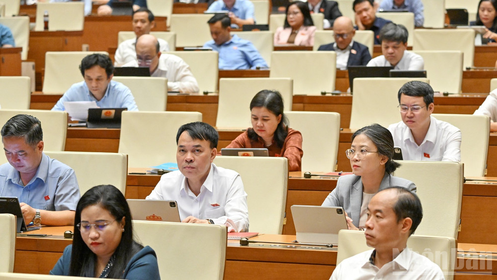 Quốc hội làm việc tại hội trường, nghe Tờ trình và Báo cáo thẩm tra dự án Luật Định danh và xác thực điện tử. (Ảnh: THỦY NGUYÊN)

