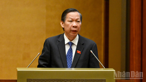 Chủ nhiệm Ủy ban Kinh tế và Tài chính Phan Văn Mãi trình bày báo cáo thẩm tra dự án Luật. (Ảnh: THỦY NGUYÊN)
