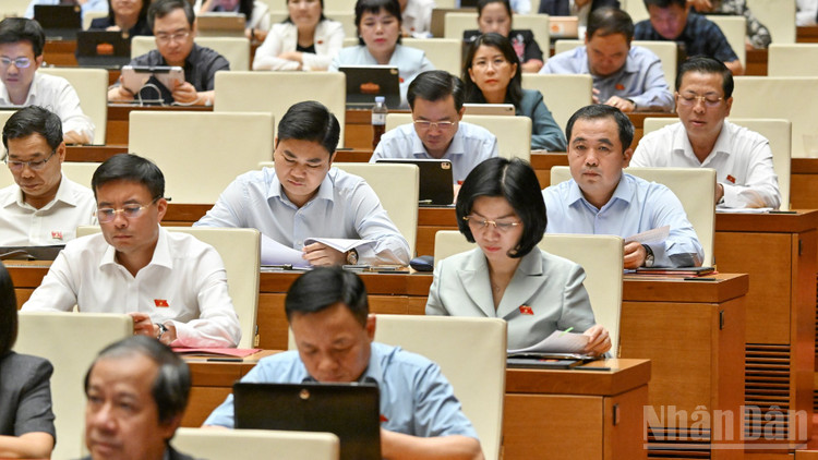 Quốc hội làm việc tại hội trường, nghe Tờ trình và Báo cáo thẩm tra dự án Luật Xử lý vi phạm hành chính (sửa đổi). (Ảnh: THỦY NGUYÊN)
