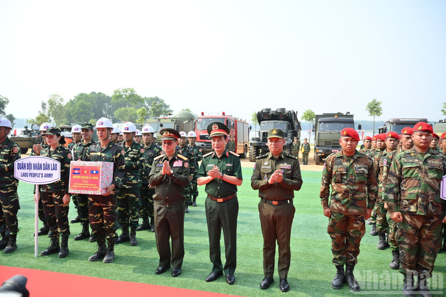 Đại tướng Phan Văn Giang, Đại tướng Khamliang Outhakaysone và Đại tướng Tea Seiha trao quà động viên lực lượng tham gia Diễn tập.
