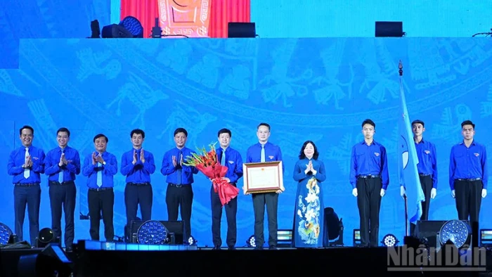 Hội Liên hiệp thanh niên Việt Nam đón nhận Huân chương Lao động hạng Nhất