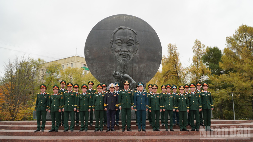 Thượng tướng Nguyễn Trường Thắng tại Tượng đài Chủ tịch Hồ Chí Minh tại Moskva. (Ảnh: KIỀU TRINH)
