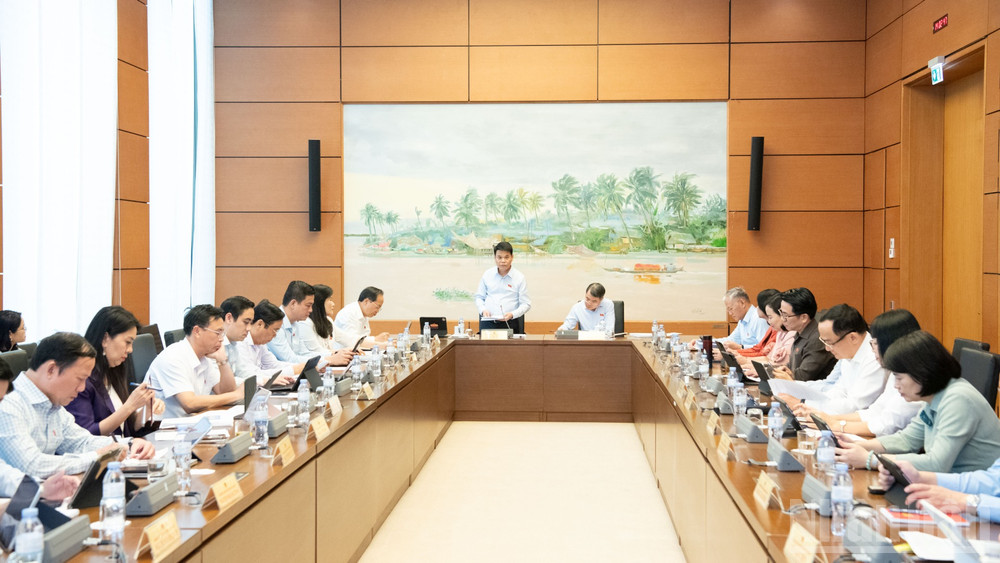Đại biểu Quốc hội thảo luận tổ tại Kỳ họp thứ 2, Quốc hội khóa XVI. (Ảnh: DUY LINH)