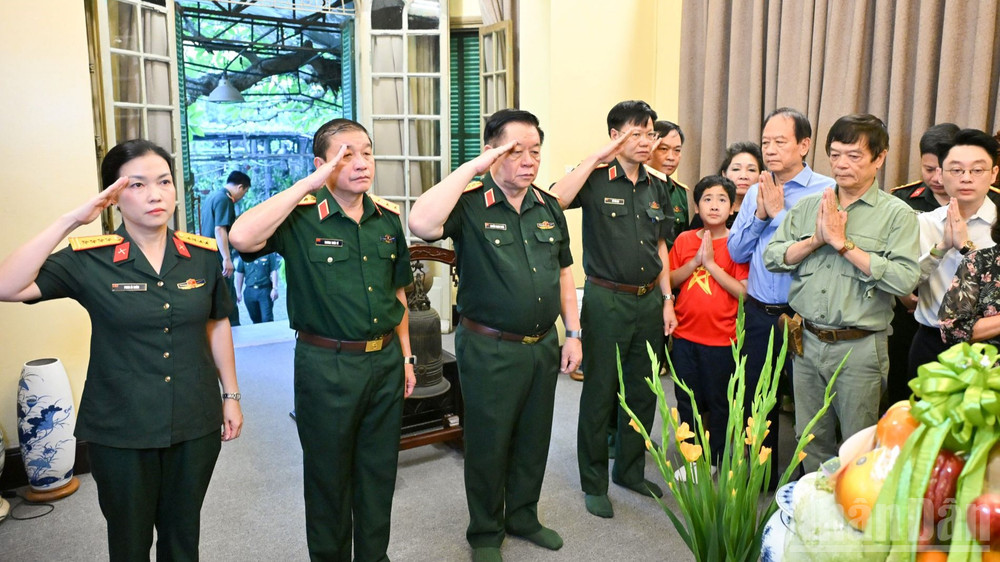 Đại tướng Nguyễn Trọng Nghĩa và các đại biểu dành phút mặc niệm tưởng nhớ Đại tướng Võ Nguyên Giáp. (Ảnh: THẾ ĐẠI)

