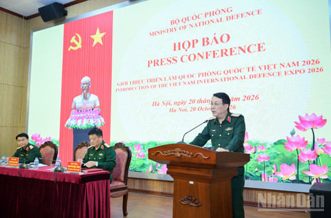 Thiếu tướng Nguyễn Xuân Thủy, Phó Cục trưởng Cục Tuyên Huấn, Tổng Cục Chính trị Quân đội nhân dân Việt Nam phát biểu khai mạc họp báo. (Ảnh: THẾ ĐẠI)

